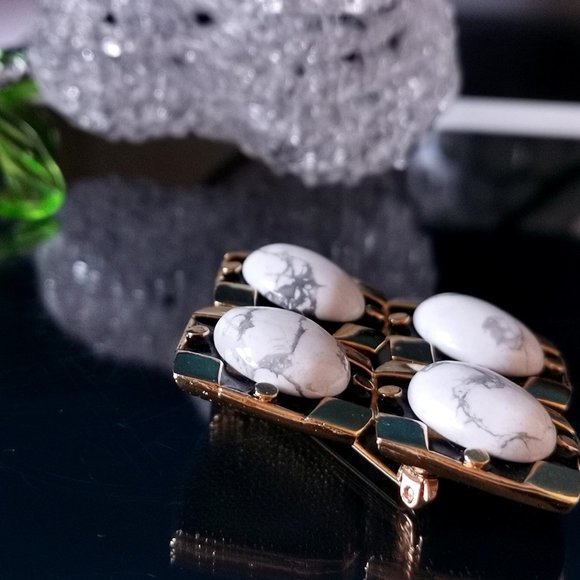 Vintage White Gray Marble Howlite Stones Gold-Tone and Black Enamel Brooch Pin - Picture 4 of 6